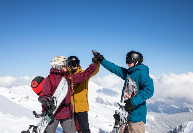 Vivez une journée complète sur les pistes de ski des plus beaux domaines alpins, comme l'Allgäu ou le Tyrol. Pourquoi ne pas séjourner à l'hôtel Explorer Zillertal à Kaltenbach ? Il est idéalement situé au cœur du domaine skiable de Hochzillertal.