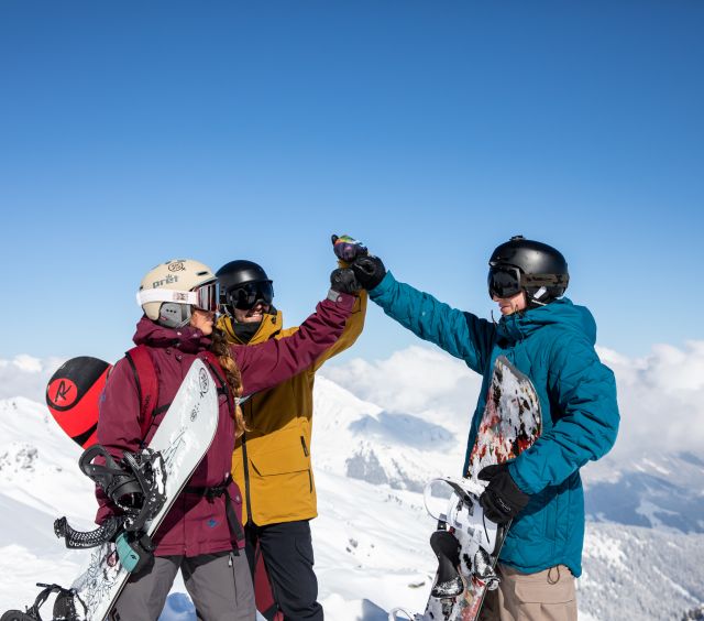 Vivez une journée complète sur les pistes de ski des plus beaux domaines alpins, comme l'Allgäu ou le Tyrol. Pourquoi ne pas séjourner à l'hôtel Explorer Zillertal à Kaltenbach ? Il est idéalement situé au cœur du domaine skiable de Hochzillertal.