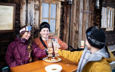 Prost! Auf unseren Skiurlaub im Explorer Hotel!