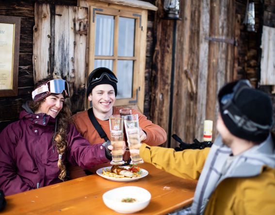 Prost! Auf unseren Skiurlaub im Explorer Hotel!