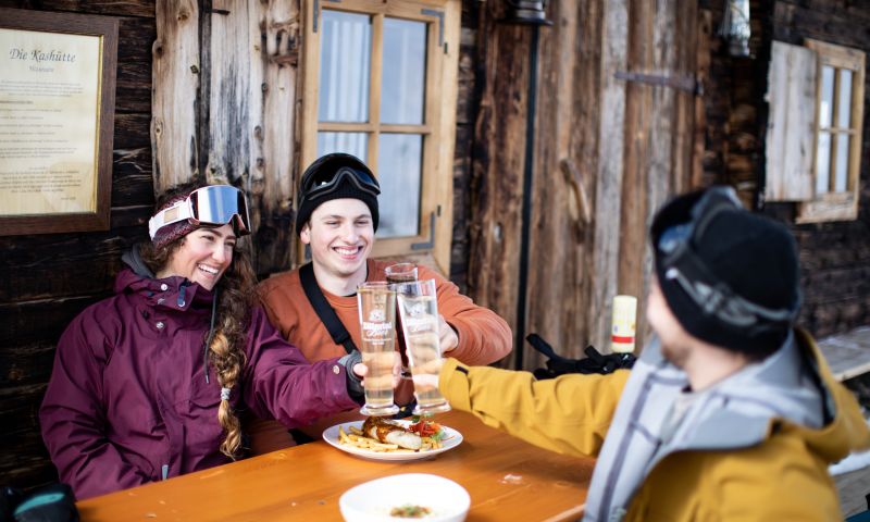Anstoßen auf den gemeinsamen Skitag in den Winterferien im Explorer Hotel Zillertal in Kaltenbach in Tirol. Im Skigebiet Hochzillertal-Hochfügen kannst Du mit Ski oder dem Snowboard die Skipiste runtersausen.