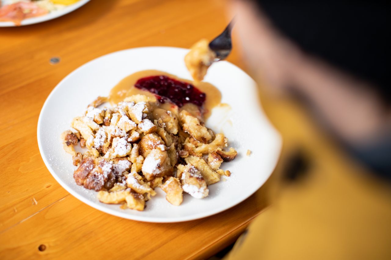 Eine leckere Pause an einem anstrengenden Skitag in Zillertal in Tirol ist alles was man braucht - unbedingt den Kaiserschmarren probieren! Im Urlaub in Österreich schmeckt er besonders gut!