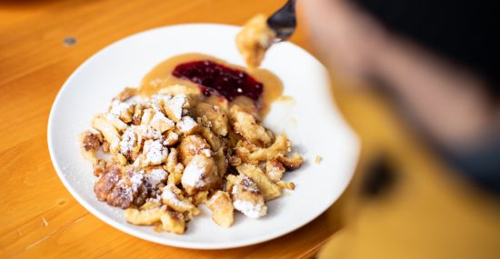 Leckerer Kaiserschmarrn auf der Hütte beim Skifahren in den Alpen