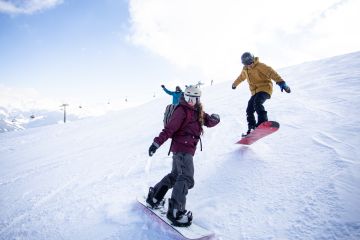 Mit dem Snowboard die Skigebiete in Tirol unsicher machen