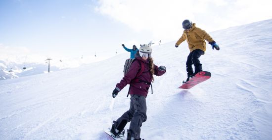 Mit dem Snowboard die Skigebiete in Tirol unsicher machen