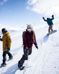 Ab geht die Post auf der Skipiste im Zillertal in Österreich