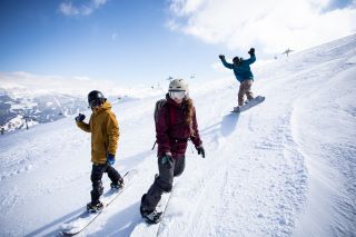Ab geht die Post auf der Skipiste im Zillertal in Österreich