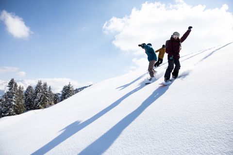 Mit dem Snowboard durch unberührte Schneemassen im Zillertal