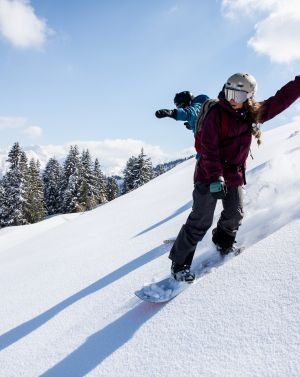 Die Skigebiete in Tirol haben in Deinem Österreich-Urlaub für Dich geöffnet und präparieren ihre Pisten, sodass es Dir in Deinen Skiferien im Winter an nichts fehlt.