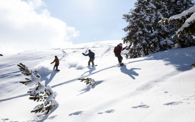 Snowboarder abseits der Skipisten im Hochzillertal