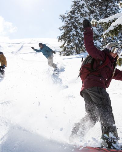 Powderspaß mit Freunden im Winterurlaub in den Bergen im Explorer Hotel Zillertal in Kaltenbach in Tirol in Österreich. Check ein in Deiner Unterkunft und ab geht's ins Skigebiet Hochzillertal-Hochfügen!