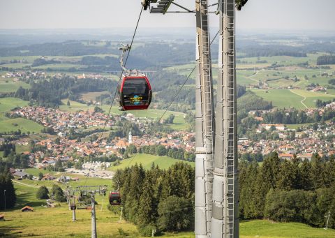 L'Alpspitze est le sommet le plus prisé des randonneurs à Nesselwang. Pour les familles, une excellente alternative existe : le téléphérique Alpspitzbahn. Il emmène les visiteurs au sommet, permettant ainsi même aux plus jeunes d'admirer les magnifiques panoramas sur les montagnes de l'Allgäu.