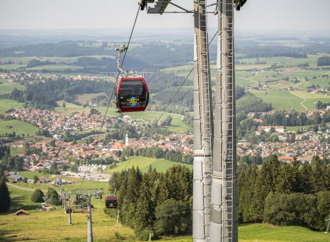 L'Alpspitze è la montagna più amata per le escursioni a Nesselwang. Per le famiglie, c'è un'ottima alternativa: la funivia Alpspitzbahn. Questa porta gli ospiti in cima alla montagna, così anche i più piccoli possono godere della splendida vista sulle montagne dell'Algovia.