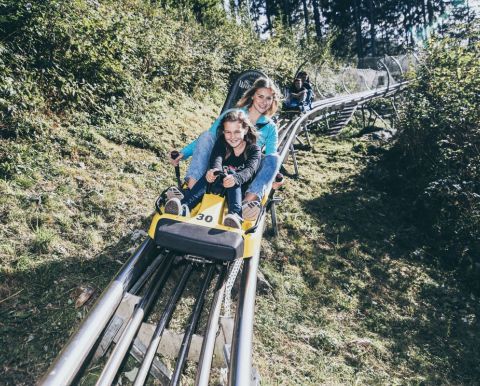 Scende dalla montagna a passo veloce: una giornata perfetta durante le vacanze.