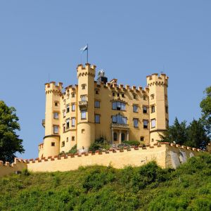 Das Schloss Hohenschwangau in Schwangau bei Füssen ist ein toller Ausflugstipp