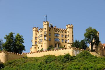 Das Schloss Hohenschwangau in Schwangau bei Füssen ist ein toller Ausflugstipp