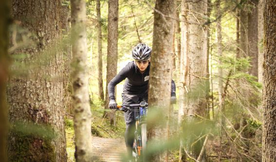 Gali vom Mountainbike Racingteam erkundet die Trails rund um St. Johann