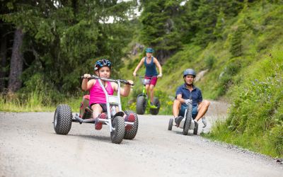 Funsport auf Rollern im Montafon Beim Mountaincart im Montafon haben kleine sowie große Abenteurer jede Menge Spaß, den sie so schnell nicht vergessen werden!