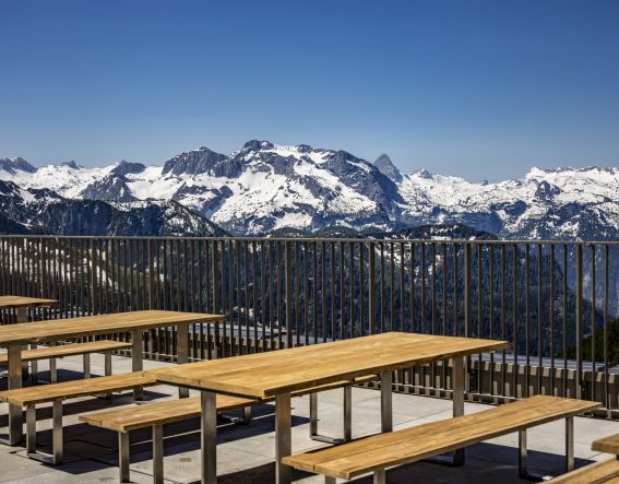 Restaurant mit Sonnenterrasse an der Bergstation am Jenner