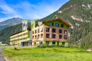 In Umhausen in Tirol liegt das Explorer Hotel Ötztal. Das klimaneutrale Hotel ist der perfekte Ausgangspunkt für einen sportlichen Urlaub in den Alpen zum Wandern, Mountainbiken und Rennradfahren. Basislager für sportliche Alpen-Entdecker