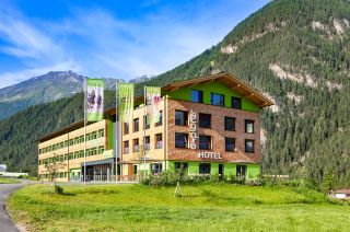 Het Explorer Hotel Ötztal ligt in Umhausen, Tirol, en is de perfecte uitvalsbasis voor een actieve vakantie in de Alpen, ideaal om te wandelen, mountainbiken en wielrennen.
