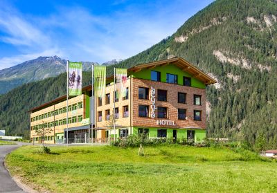 In Umhausen in Tirol liegt das Explorer Hotel Ötztal. Das Explorer Hotel ist der perfekte Ausgangspunkt für einen sportlichen Urlaub in den Alpen zum Wandern, Mountainbiken und Rennradfahren.