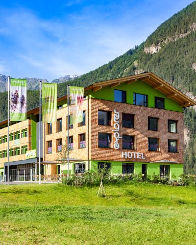 In Umhausen in Tirol liegt das Explorer Hotel Ötztal. Das Explorer Hotel ist der perfekte Ausgangspunkt für einen sportlichen Urlaub in den Alpen zum Wandern, Mountainbiken und Rennradfahren.