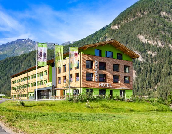 In Umhausen in Tirol liegt das Explorer Hotel Ötztal. Das Explorer Hotel ist der perfekte Ausgangspunkt für einen sportlichen Urlaub in den Alpen zum Wandern, Mountainbiken und Rennradfahren.