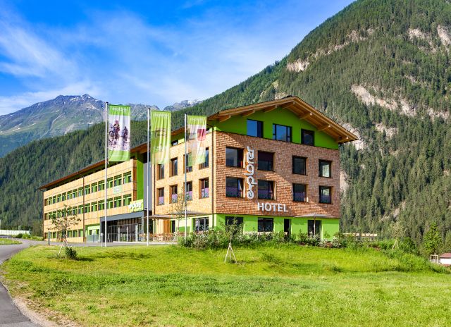 In Umhausen in Tirol liegt das Explorer Hotel Ötztal. Das Explorer Hotel ist der perfekte Ausgangspunkt für einen sportlichen Urlaub in den Alpen zum Wandern, Mountainbiken und Rennradfahren.