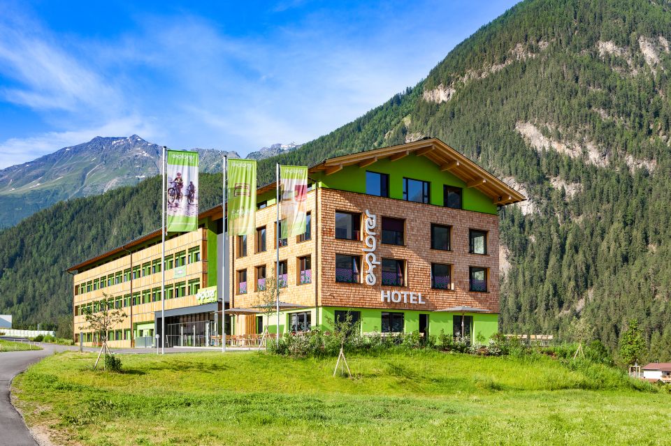 In Umhausen in Tirol liegt das Explorer Hotel Ötztal. Das Explorer Hotel ist der perfekte Ausgangspunkt für einen sportlichen Urlaub in den Alpen zum Wandern, Mountainbiken und Rennradfahren.