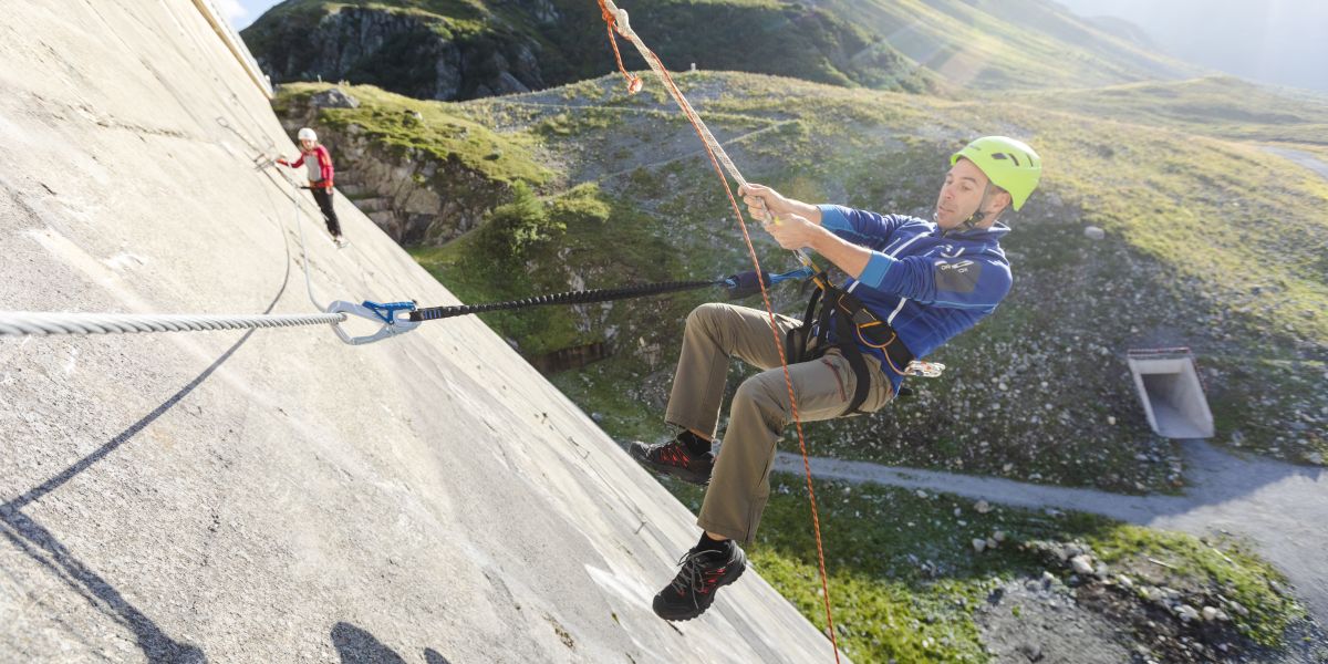 Kribbelt es schon in den Knien? Klettersteig in Montafon an der Staumauer in der Nähe von Explorer Hotel Montafon.
