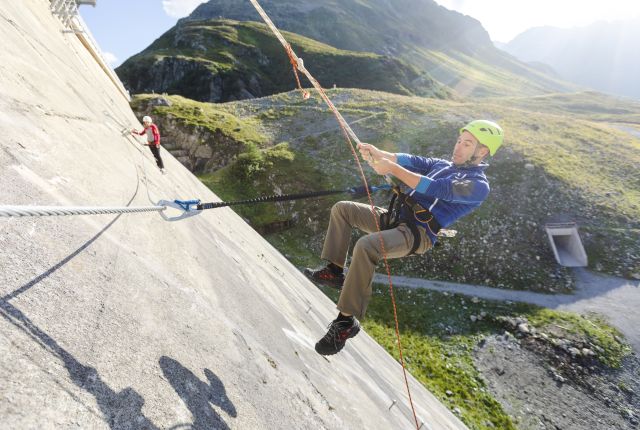 Via ferrata v Montafonu u přehrady poblíž Explorer Hotel Montafon.