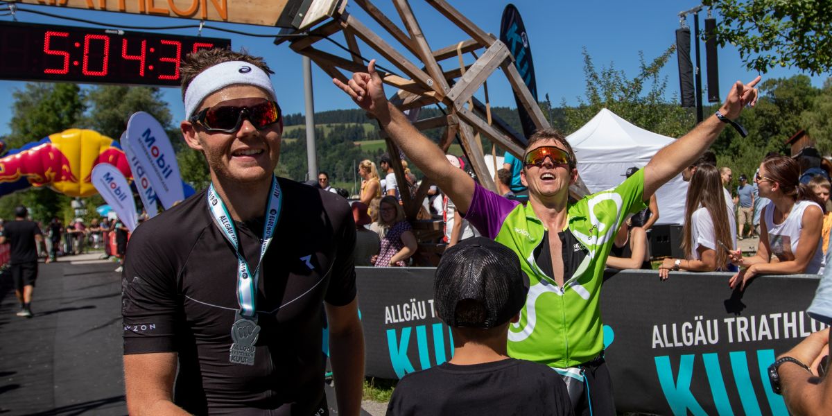 Fabian erreicht das Ziel beim Allgäu Triathlon