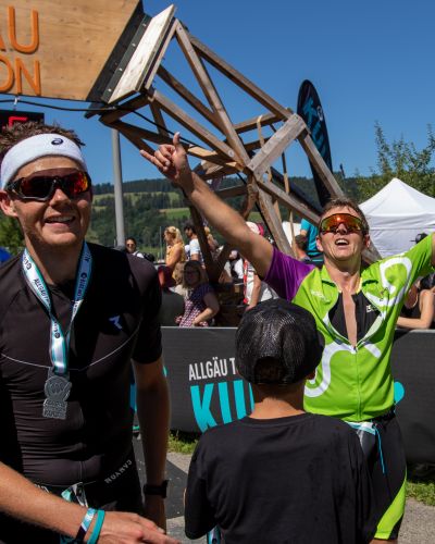 Fabian erreicht das Ziel beim Allgäu Triathlon