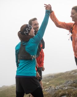 Teamwork beim Trailrunning nahe des Explorer Hotel Ötztal