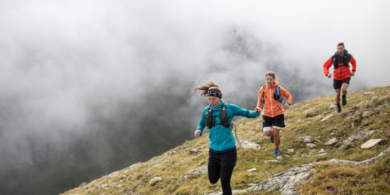 Querfeldein beim Trailrunning in den Bergen Querfeldein geht es beim Trailrunning die Hohe Mut im Naturpark Ötztal in Obergurgl hinauf. Nahe der Hochgurglbahn kannst Du nicht nur Wandern, sondern auch sportlich den Berg hochsprinten.