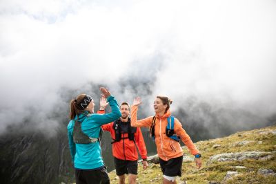 Trailrunning im Sommerurlaub in den Bergen Neue Gipfel erreichen beim Trailrunning im Urlaub im Ötztal in Österreich. Nachdem Ihr Euch sportlich ausgetobt habt, könnt Ihr in der Sauna im Explorer Hotel entspannt die Füße hochlegen.