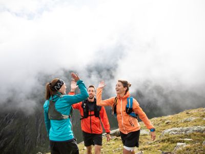 Neue Gipfel erreichen beim Trailrunning im Urlaub im Ötztal in Österreich. Nachdem Ihr Euch sportlich ausgetobt habt, könnt Ihr in der Sauna im Explorer Hotel entspannt die Füße hochlegen.