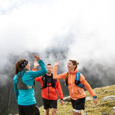 Neue Gipfel erreichen beim Trailrunning im Urlaub im Ötztal in Österreich. Nachdem Ihr Euch sportlich ausgetobt habt, könnt Ihr in der Sauna im Explorer Hotel entspannt die Füße hochlegen.