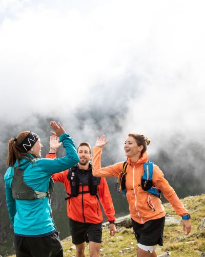 Neue Gipfel erreichen beim Trailrunning im Urlaub im Ötztal in Österreich. Nachdem Ihr Euch sportlich ausgetobt habt, könnt Ihr in der Sauna im Explorer Hotel entspannt die Füße hochlegen.