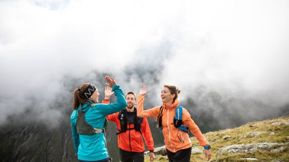 Neue Gipfel erreichen beim Trailrunning im Urlaub im Ötztal in Österreich. Nachdem Ihr Euch sportlich ausgetobt habt, könnt Ihr in der Sauna im Explorer Hotel entspannt die Füße hochlegen.