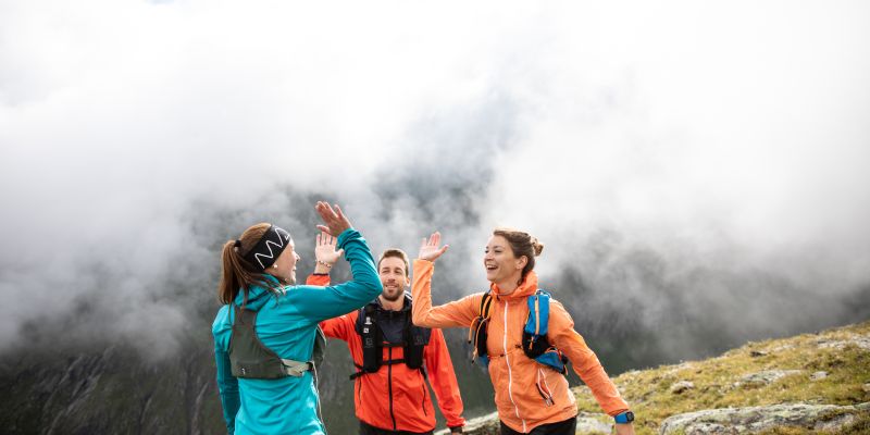 Trailrunning im Sommerurlaub in den Bergen Neue Gipfel erreichen beim Trailrunning im Urlaub im Ötztal in Österreich. Nachdem Ihr Euch sportlich ausgetobt habt, könnt Ihr in der Sauna im Explorer Hotel entspannt die Füße hochlegen.