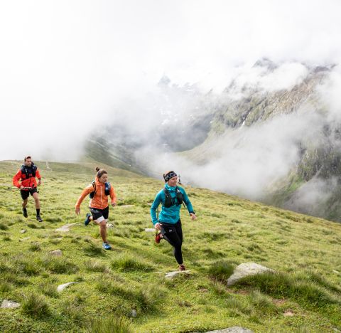 Terepfutás a Hohen Mut-on Obergurglban. Kiindulópontunk az Explorer Hotel Umhausenben, amely tökéletes szállás túrázáshoz és terepfutáshoz az Ötztal Természetvédelmi Parkban.
