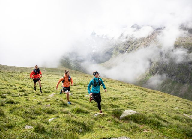Terepfutás a Hohen Mut-on Obergurglban. Kiindulópontunk az Explorer Hotel Umhausenben, amely tökéletes szállás túrázáshoz és terepfutáshoz az Ötztal Természetvédelmi Parkban.