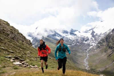 Course à pied en sentier à Obergurgl/Hochgurgl, près de l'hôtel Explorer Ötztal à Umhausen, en Autriche. Découvrez les Alpes lors de vos vacances dans les Alpes de l'Ötztal, au Tyrol.