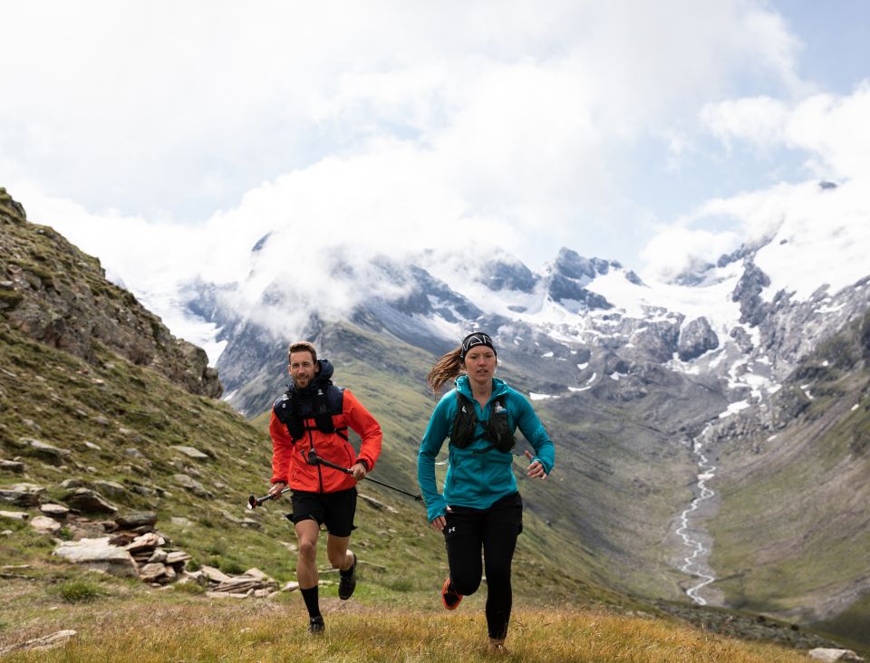 Course à pied en sentier à Obergurgl/Hochgurgl, près de l'hôtel Explorer Ötztal à Umhausen, en Autriche. Découvrez les Alpes lors de vos vacances dans les Alpes de l'Ötztal, au Tyrol.