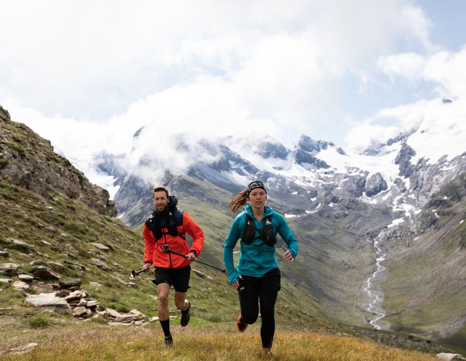 Terepfutás Obergurglban/Hochgurglban, az Explorer Hotel Ötztal közelében, Umhausenben, Ausztriában. Fedezze fel az Alpokat a tiroli Ötz-völgyi-Alpokban töltött vakációja során.