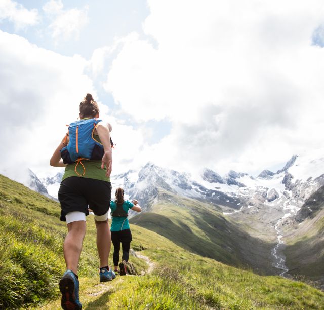Odkryj szlaki do biegania w Parku Narodowym Ötztal w Obergurgl, niedaleko hotelu Explorer w Umhausen. Wędrówki piesze i biegi w pobliżu kolejki linowej Hochgurglbahn podczas wakacji w Alpach Ötztalskich.