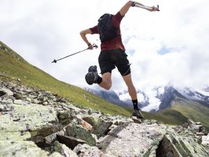 Erlebe einen unvergesslichen Sommer-Urlaub im Explorer Hotel Ötztal in Umhausen und probier Dich statt Wandern auch mal mit Trailrunning in den Bergen aus!