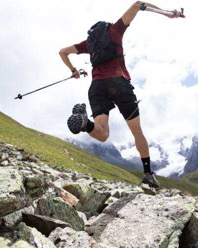 Erlebe einen unvergesslichen Sommer-Urlaub im Explorer Hotel Ötztal in Umhausen und probier Dich statt Wandern auch mal mit Trailrunning in den Bergen aus!